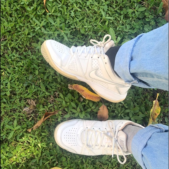 vintage white tennis shoes